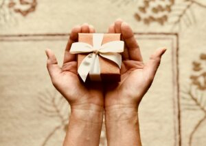 Ein Geschenk wird überreicht