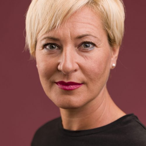 portrait-der-freundlichen-mittleren-gealterten-frau Frau mittleren Alters